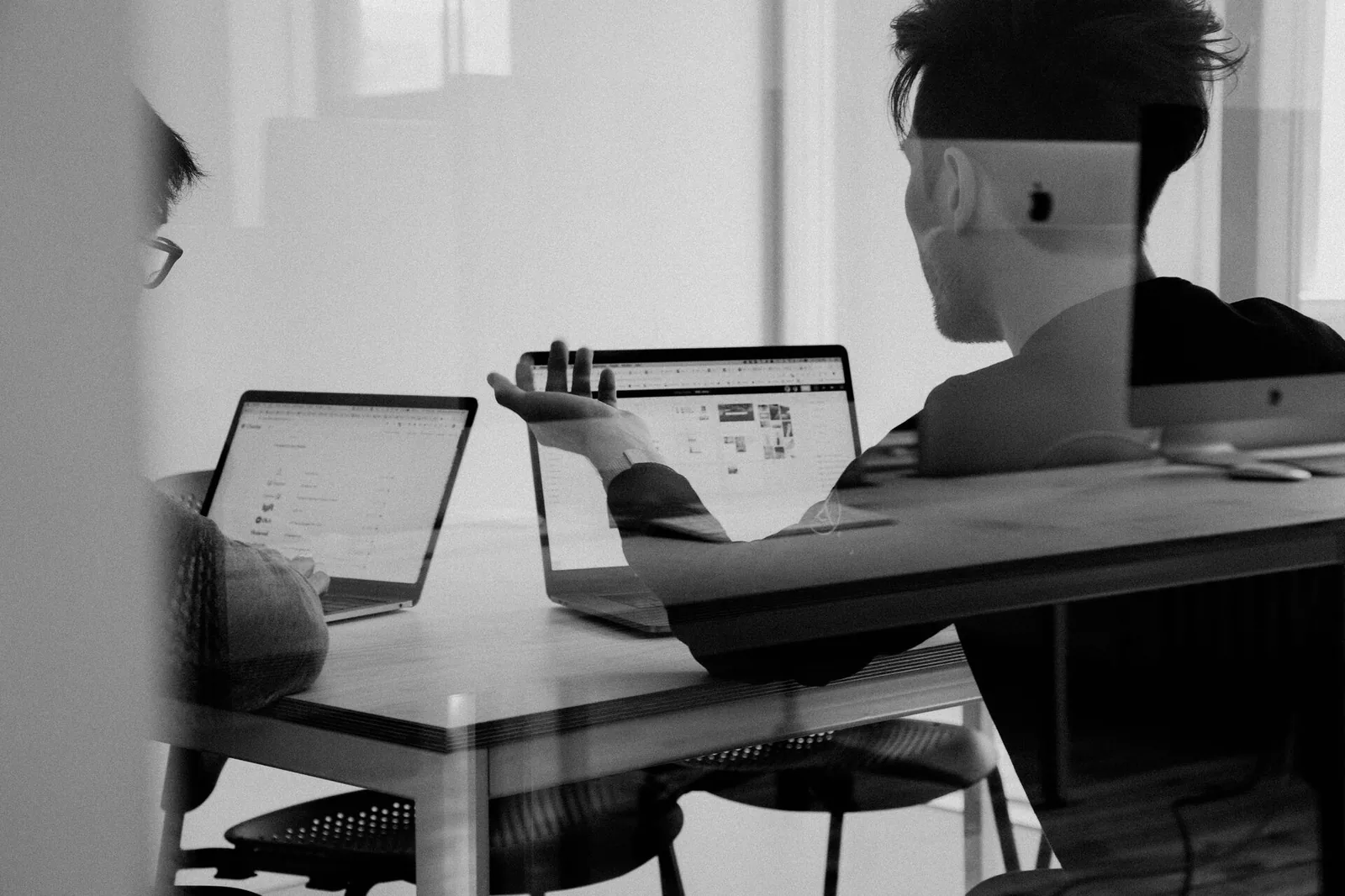 Das Team von KARL STUDIOS bei der Arbeit — Design- und Branding-Studio für Immobilienmarken in Hamburg