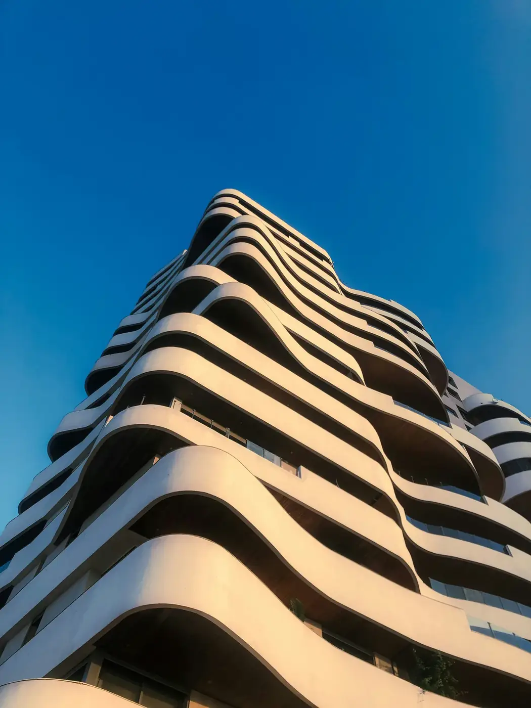 Haus Vier — markante Wohnfassade im Abendlicht: Naming und Brand Identity für eine Bestandsimmobilie von KARL STUDIOS