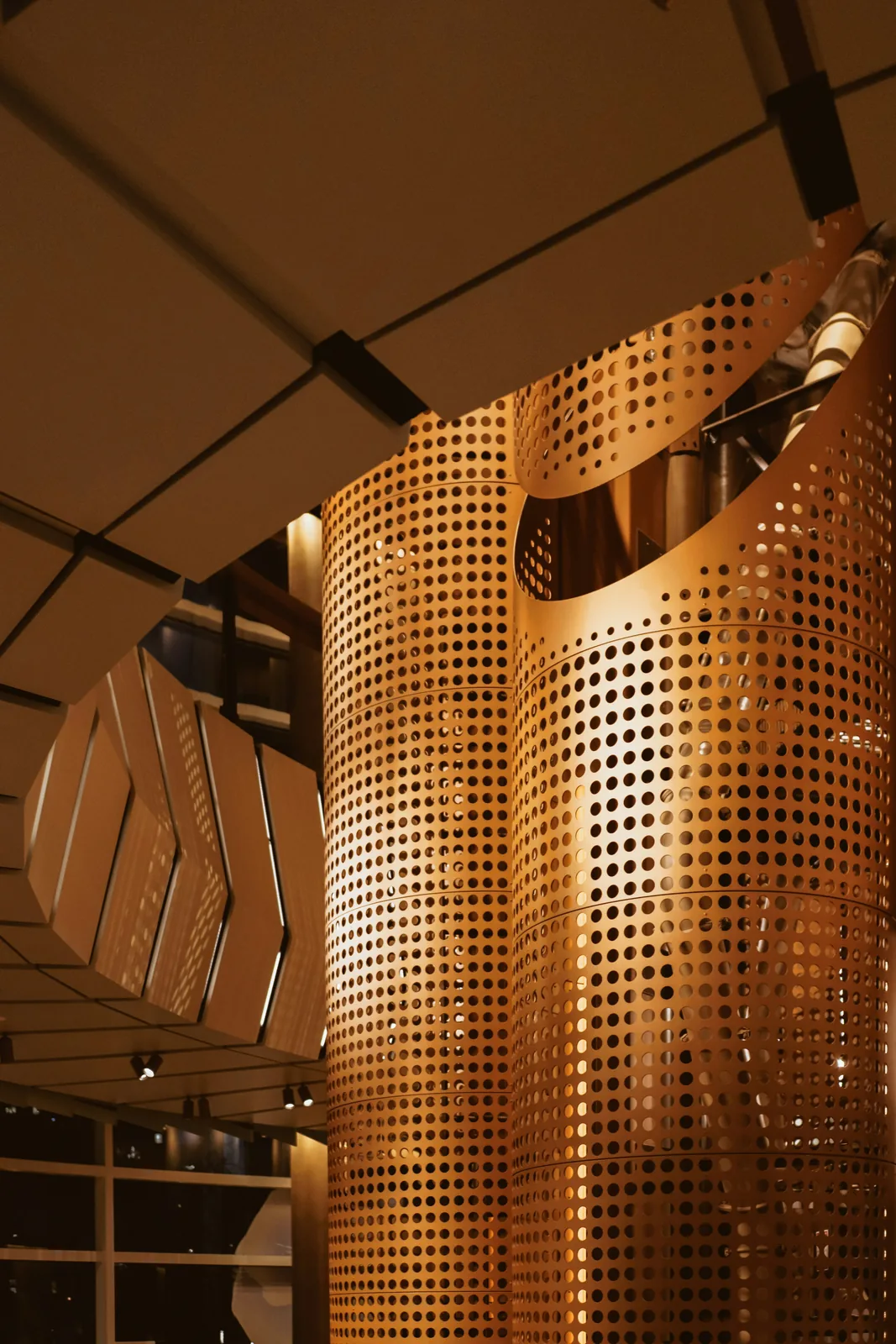 Suite Royale — warm beleuchtete Metallfassade: Editorial-Design und Kampagne für ein Premium-Objekt von KARL STUDIOS